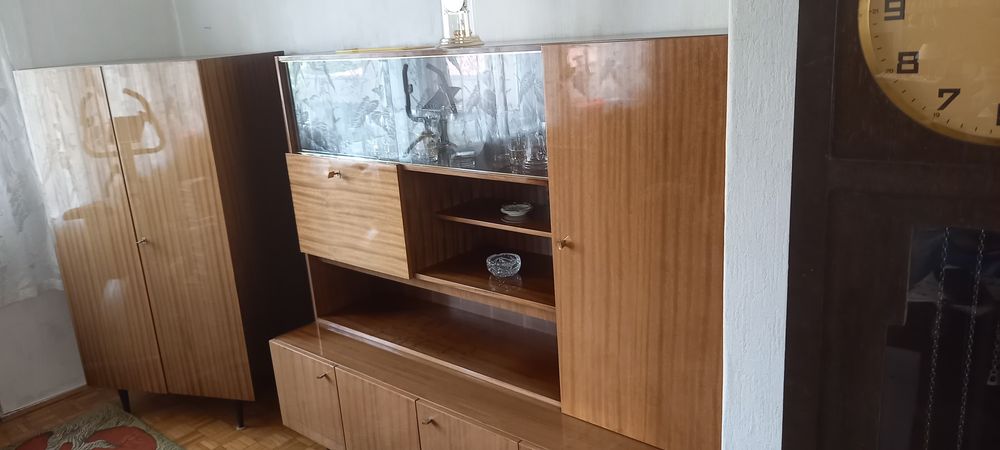 Oryginalne jugosłowiańskie meble rok produkcji 1970 .