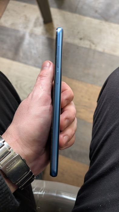 Meizu X8 в блакитному кольорі