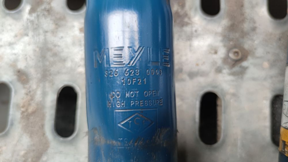 BMW e60 3.0d xdrive amortyzatory przód Meyle