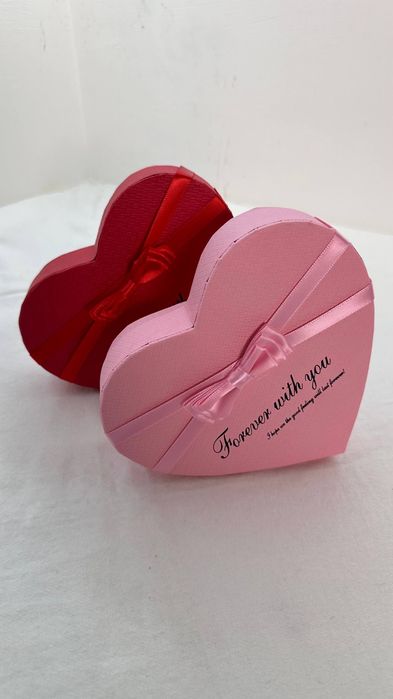 Ведмедик з трояндами у коробці