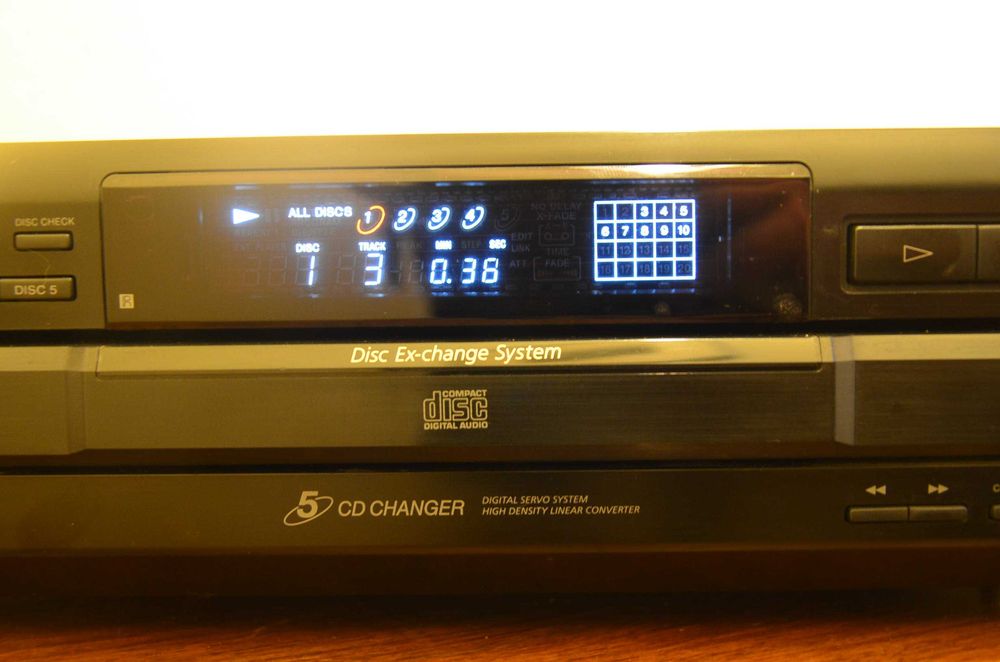 Leitor de CD's Sony CDP- CE 335