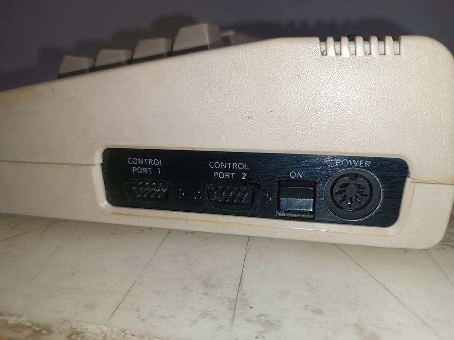 Commodore C64G + Datasette + oryginalny zasilacz - stan nieznany / do sprawdzenia