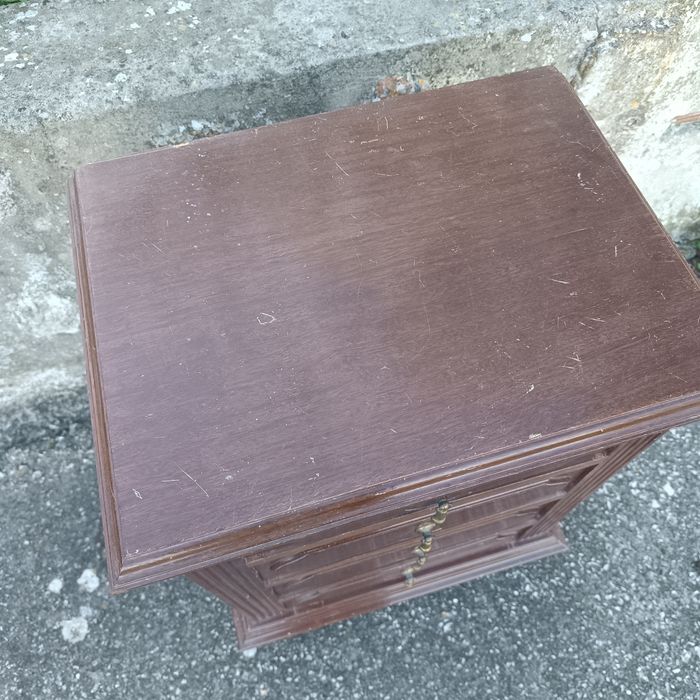 Mesa de cabeceira em madeira escura