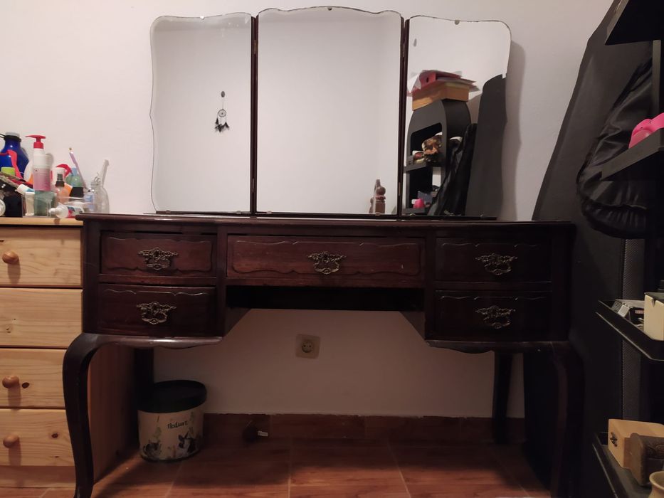 Toucador com gavetas de arrumação e espelho