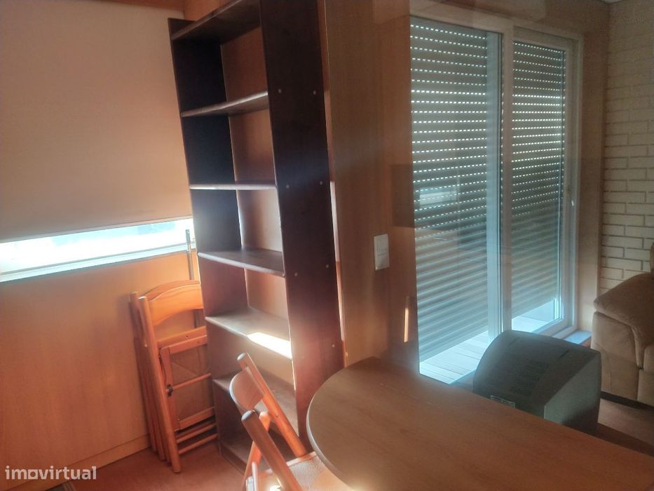 Novo valor. . Arrenda-se T0 no Alma Shopping. Mobilado e equipado.