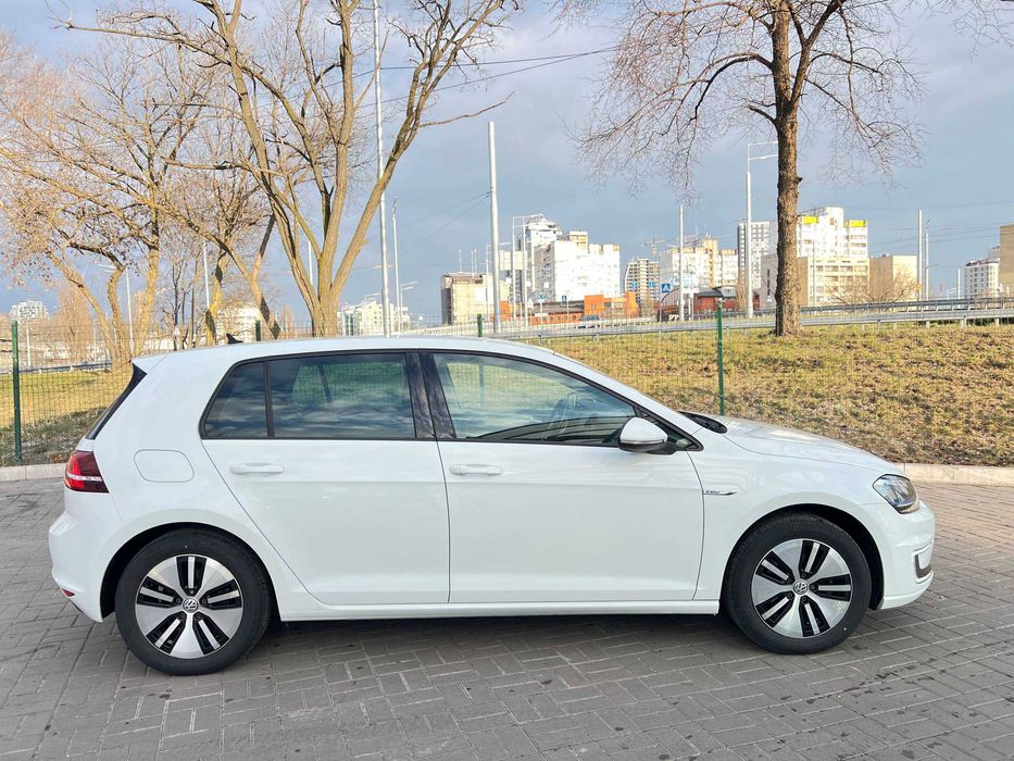 Оренда електромобіля Volkswagen e-Golf Highline