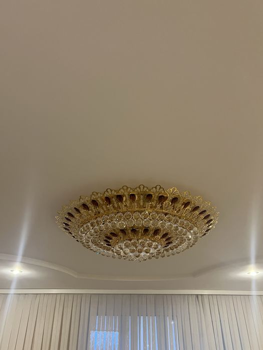 Кришталева люстра у класичному стилі