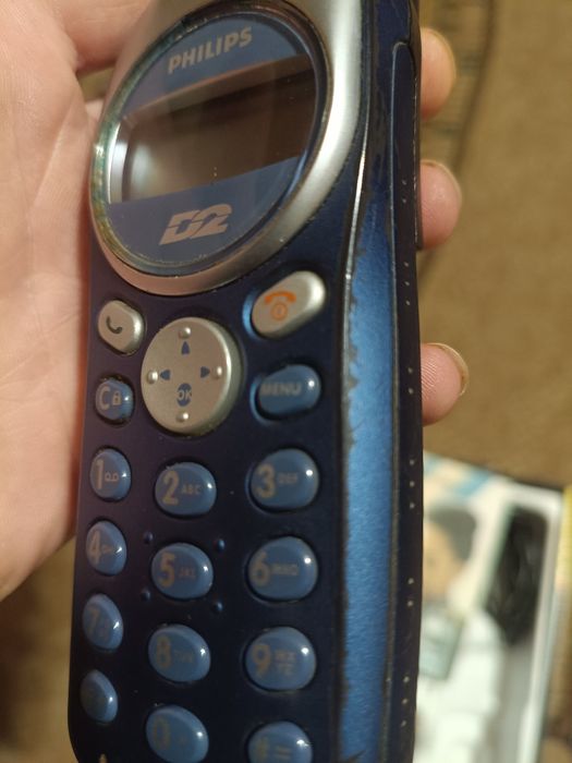 Продам мобильный телефон Philips  D2