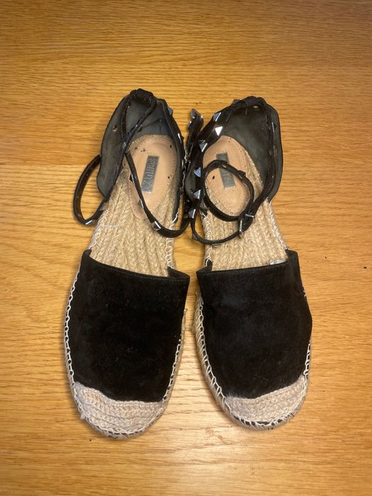 Sandália Espadrille SCHUTZ Preta com Tachas – Estilo e Muito Conforto – Tam. 38 EUR (36 BR)
