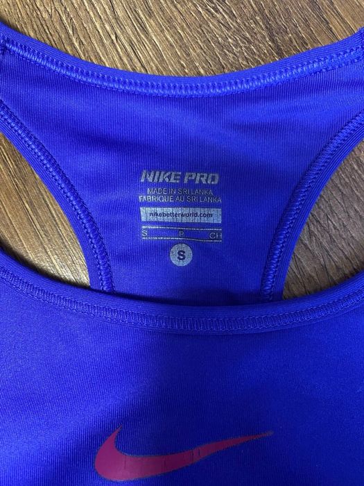 Спортивний топ Nike