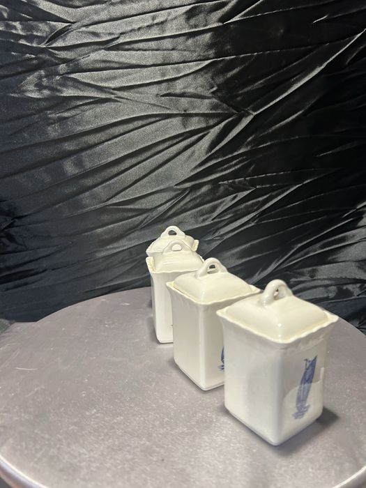 Zestaw czterech ceramicznych pojemników na przyprawy  styl holenderski