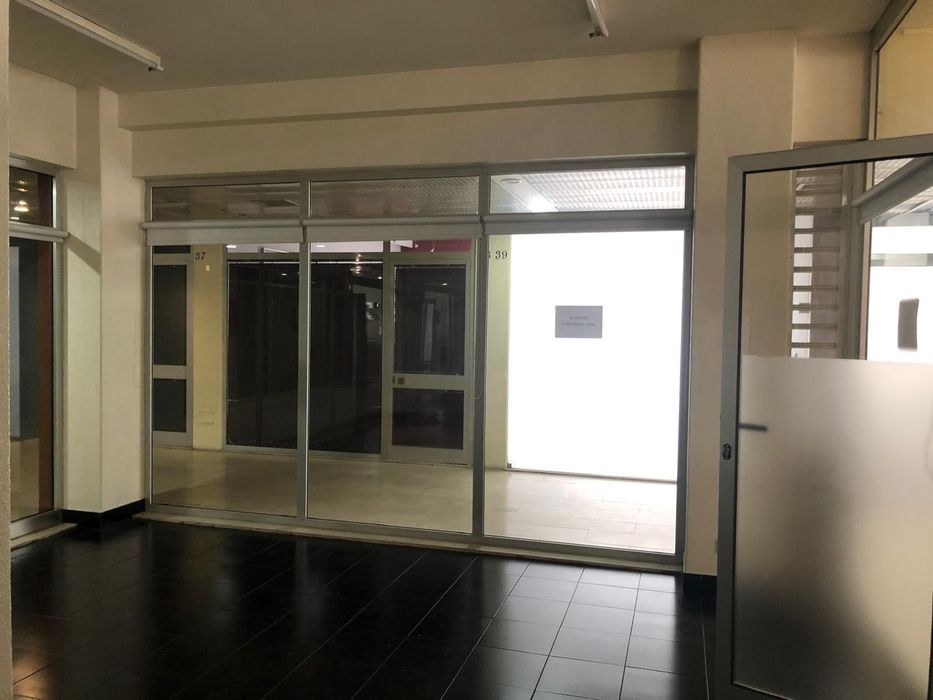Arrenda-se  loja na Rua Professor Bento de Jesus Caraça, 43