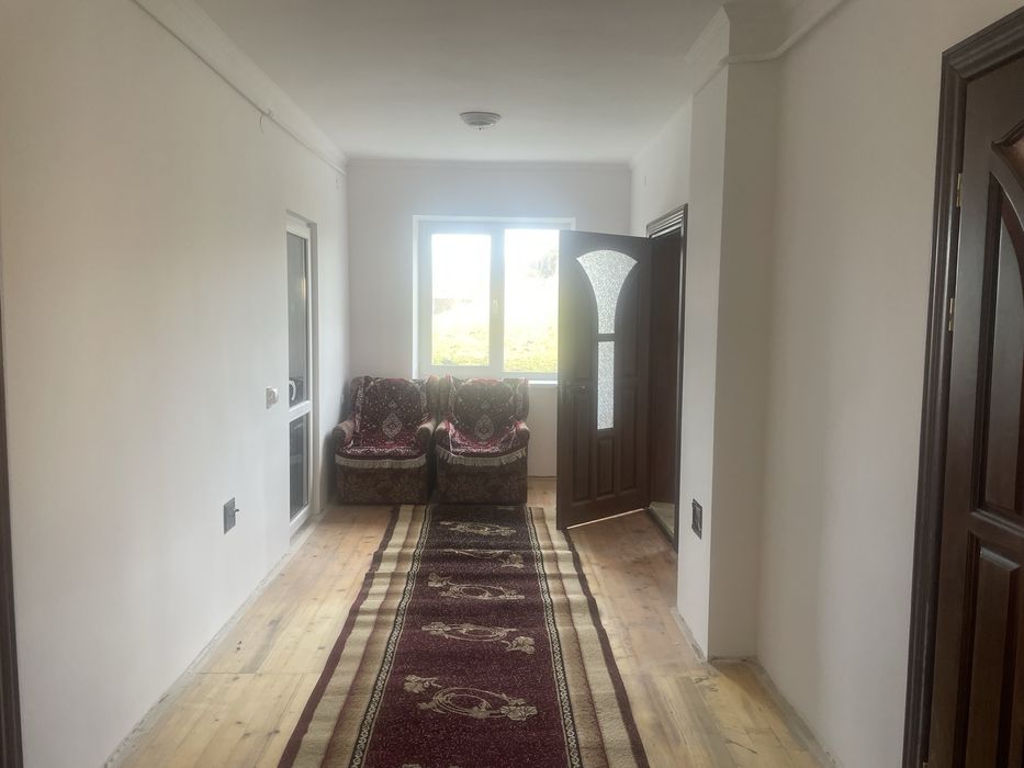 Продається будинок з земельною ділянкою коло нього