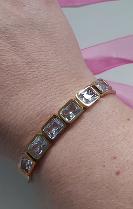 Pulseira/escrava dourada, em aço, com zirconias.