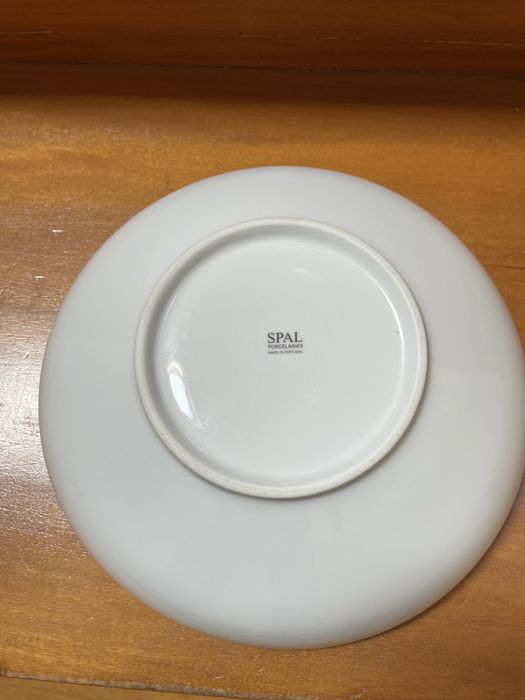 Pratos porcelana brancos