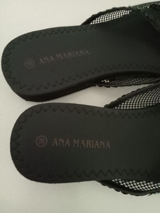 Vendo um par de chinelos, novos.