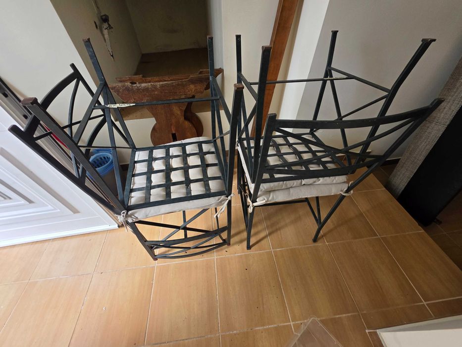 Mesa em pedra marmore com 4 cadeiras