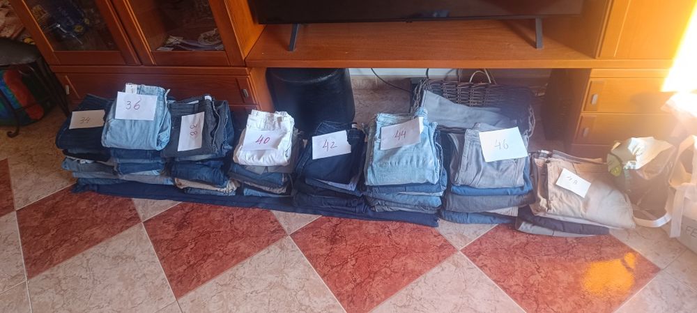 Calças de vários tamanhos, a maior parte de ganga