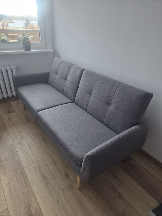 Szara rozkładana sofa