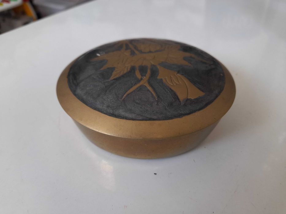 Caixa em latão muito antiga