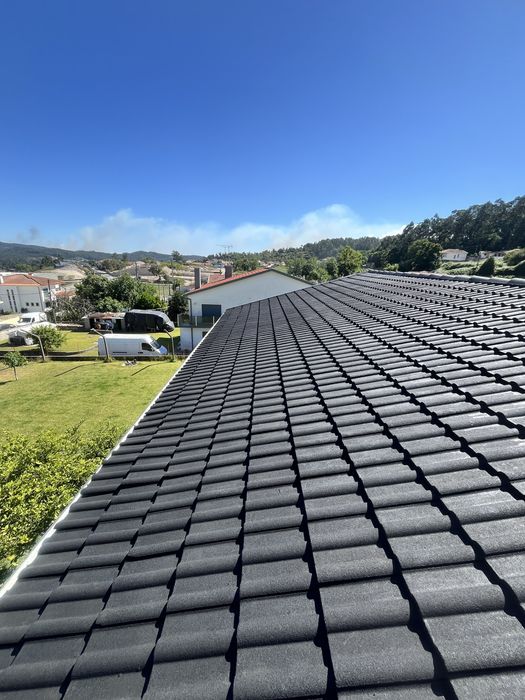 Telhados em geral é com  S.O.S TELHADOS