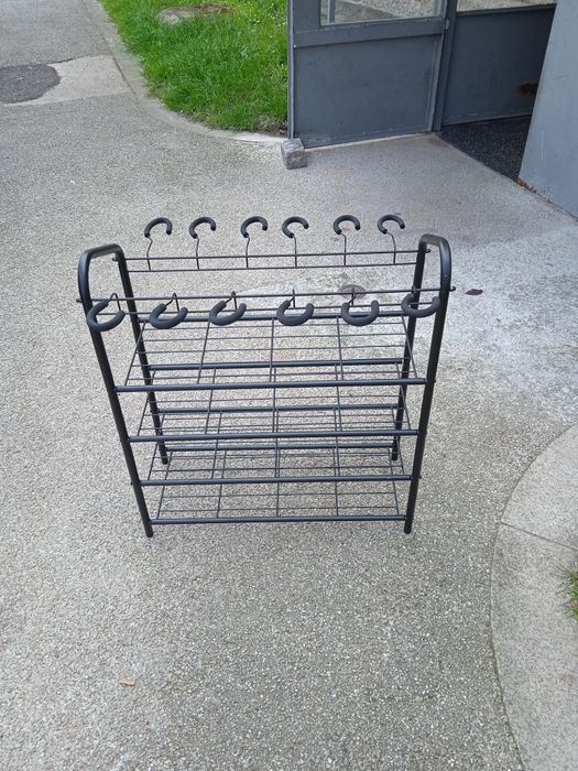 Sapateira nova para sapatos impecável muito boa para casa.