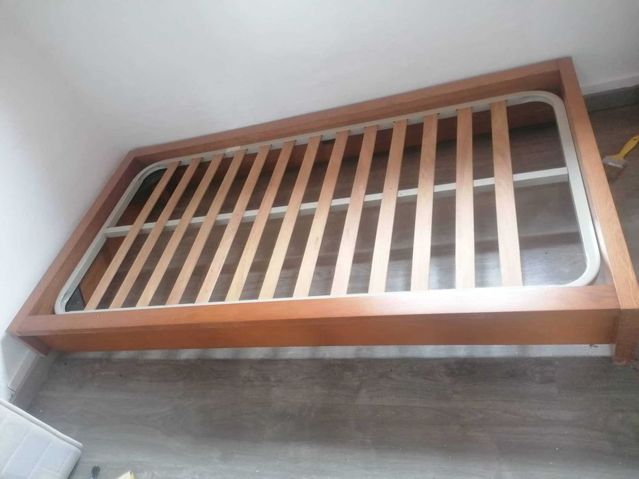 Cama em madeira de Castanho, linhas direitas, Estrutura robusta,