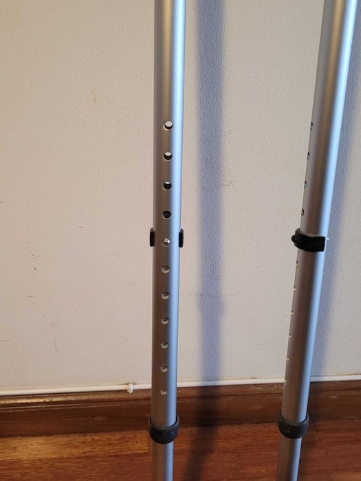 Muletas canadianas ajustáveis (usadas só uma vez)