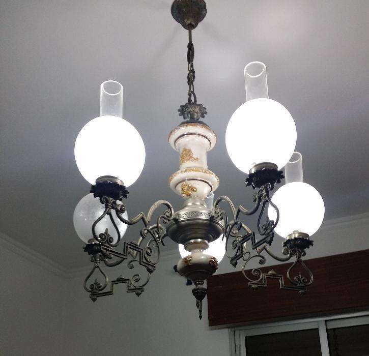Candeeiro lustre em bronze/estanho, muito elegante.