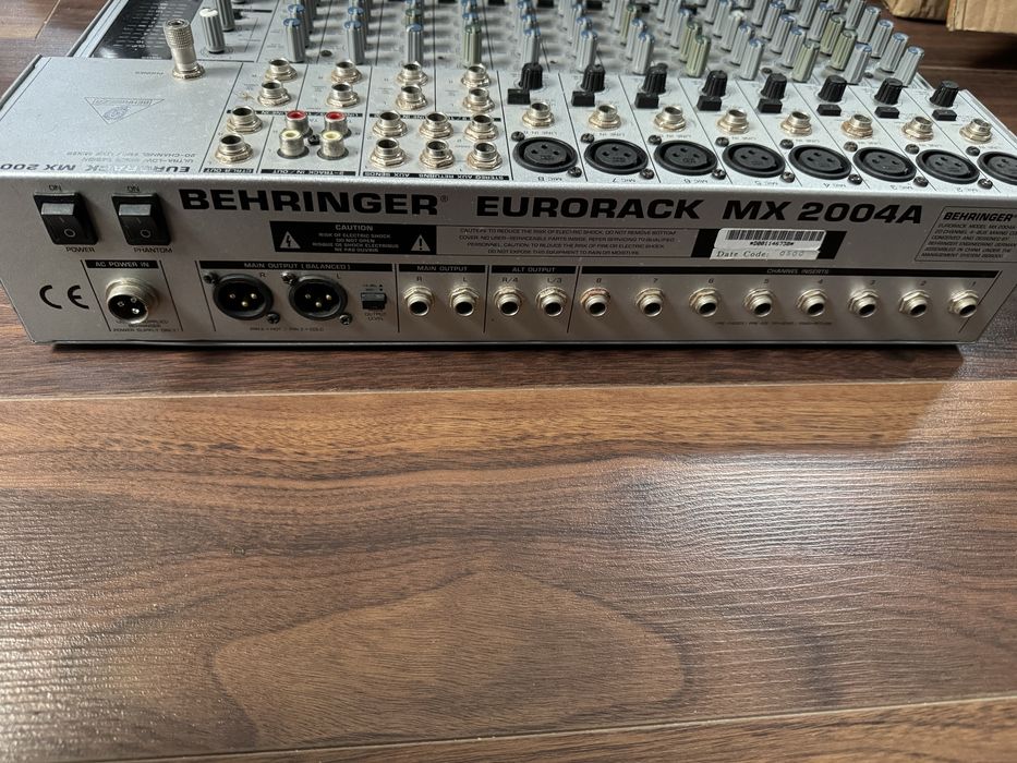 Behringer Eurorack MX 2004A - mesa de mistura com defeito