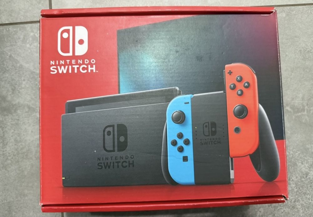 Nintendo Switch + Pro Controller + 2 gry – zestaw kompletny
