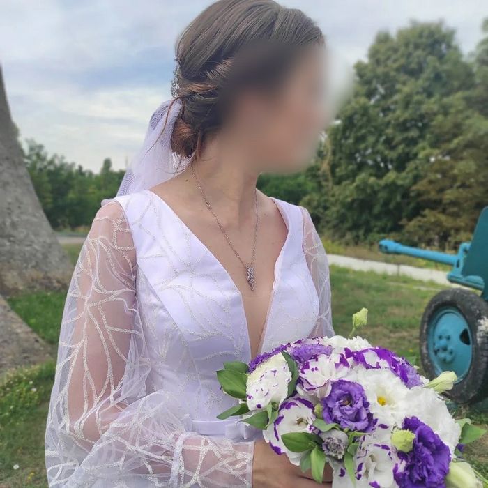 Гарна весільна сукня