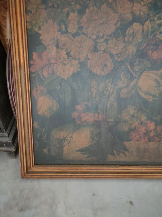 Quadro antigo com tema floral.