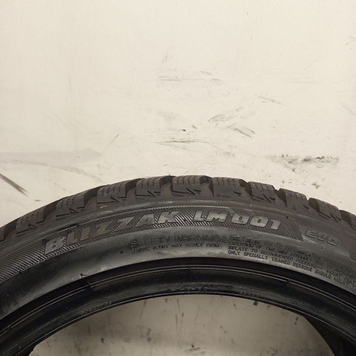 225/45R17 Bridgestone Blizak Lm 001