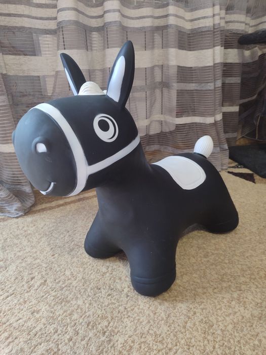 Пригун Tootiny Hoppimals Чорний коник
