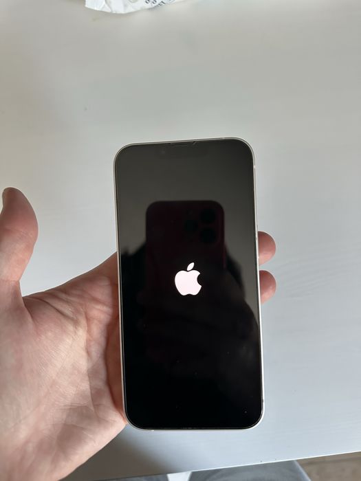 IPhone 14 biały.