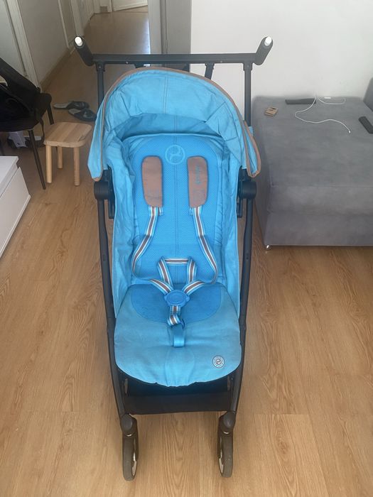 Carrinho pra bebe e compacto para transportar