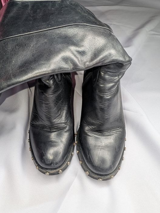 Сапожки чорні по периметру шипи, осінні без підкладки, шкіряні на підб