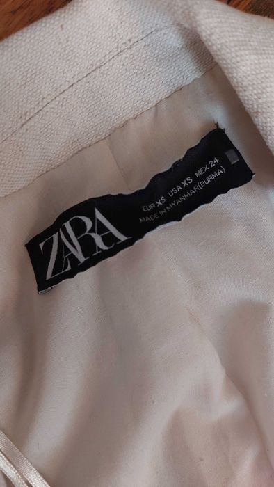 Jasna krótka marynarka z lnem Zara