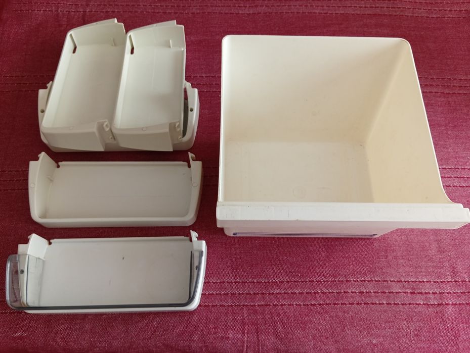 Полички на дверцята холодильника.