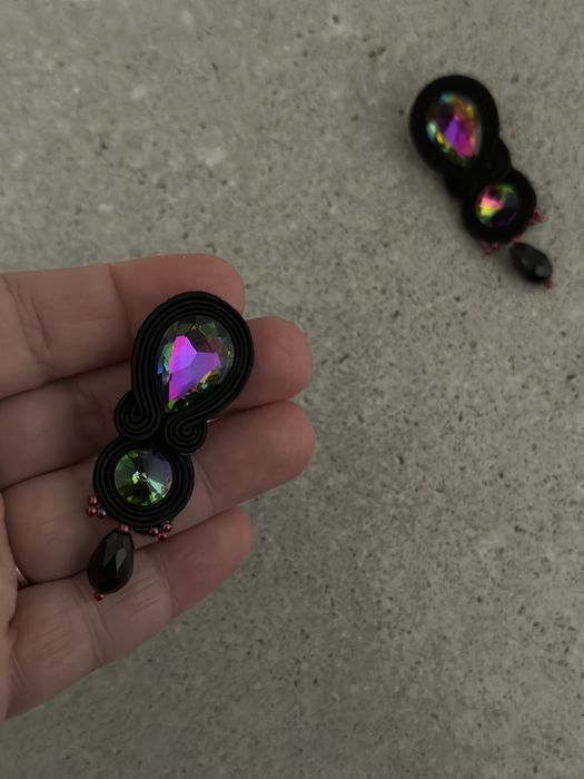 Czarne, tęczowe kolczyki sutasz, glamour eleganckie sztyfty, wkrętki