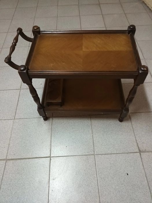 Mesa de apoio, em madeira escura