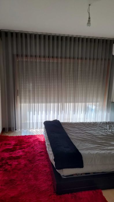 Cama de casal + 2 mesinhas