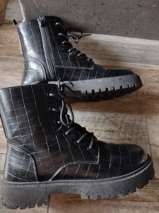 Buty czarne wiązane 39