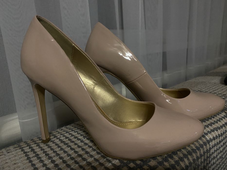 Туфлі на каблуку