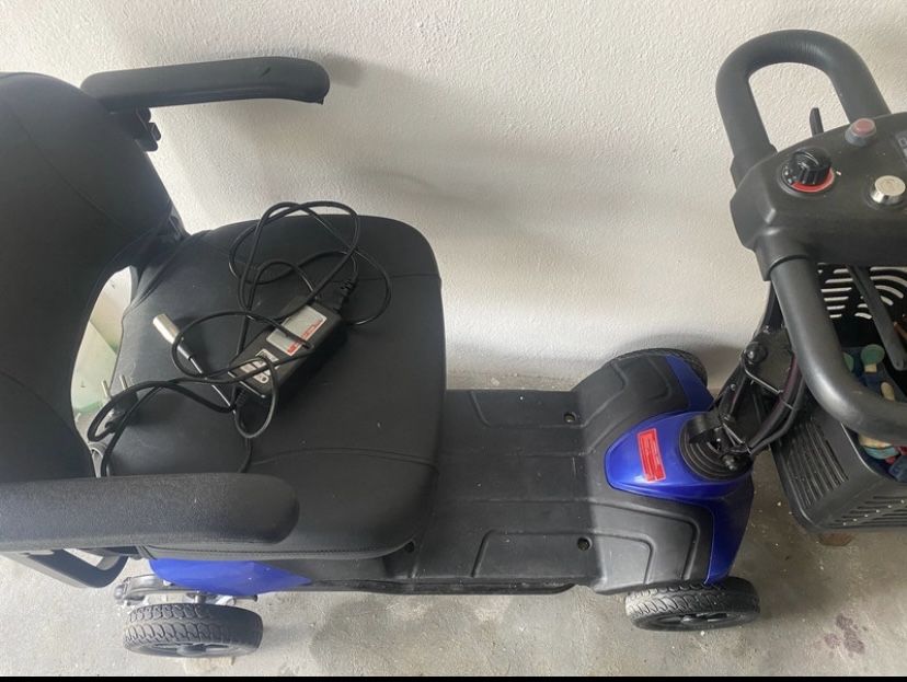 Scooter Elétrica  (Auton. 10 Km - 12V - Azul)
