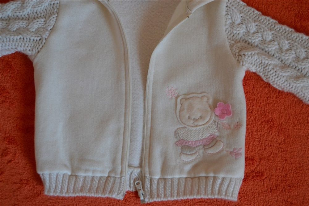 Sweter z kapturem i wełnianymi rękawami dla dziewczynki rozm.68cm