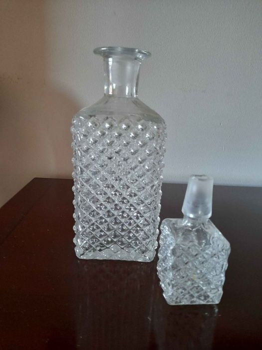 Garrafa de vidro. Garrafa com tampa. Garrafa piquinnhos