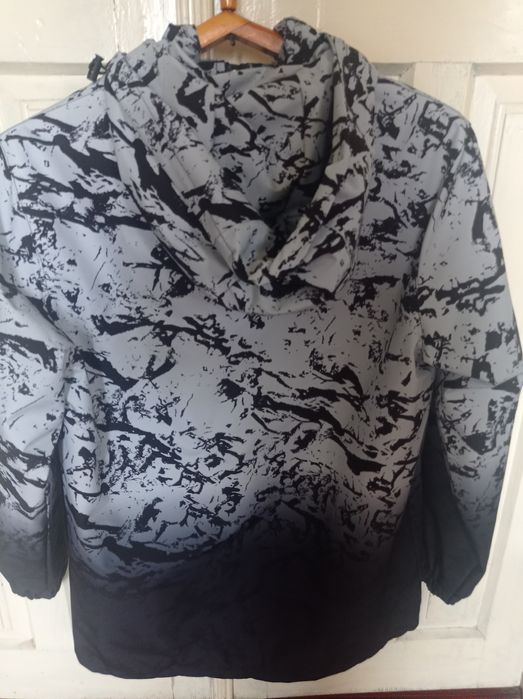 Продам весняні куртки