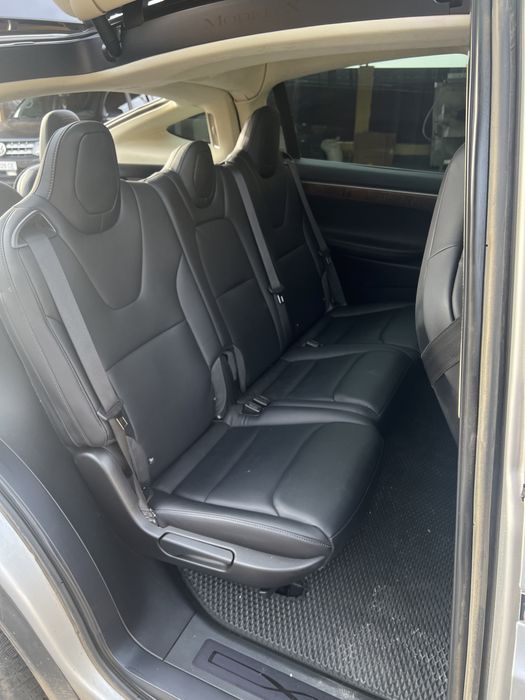 Tesla Model X 75D 2018 року